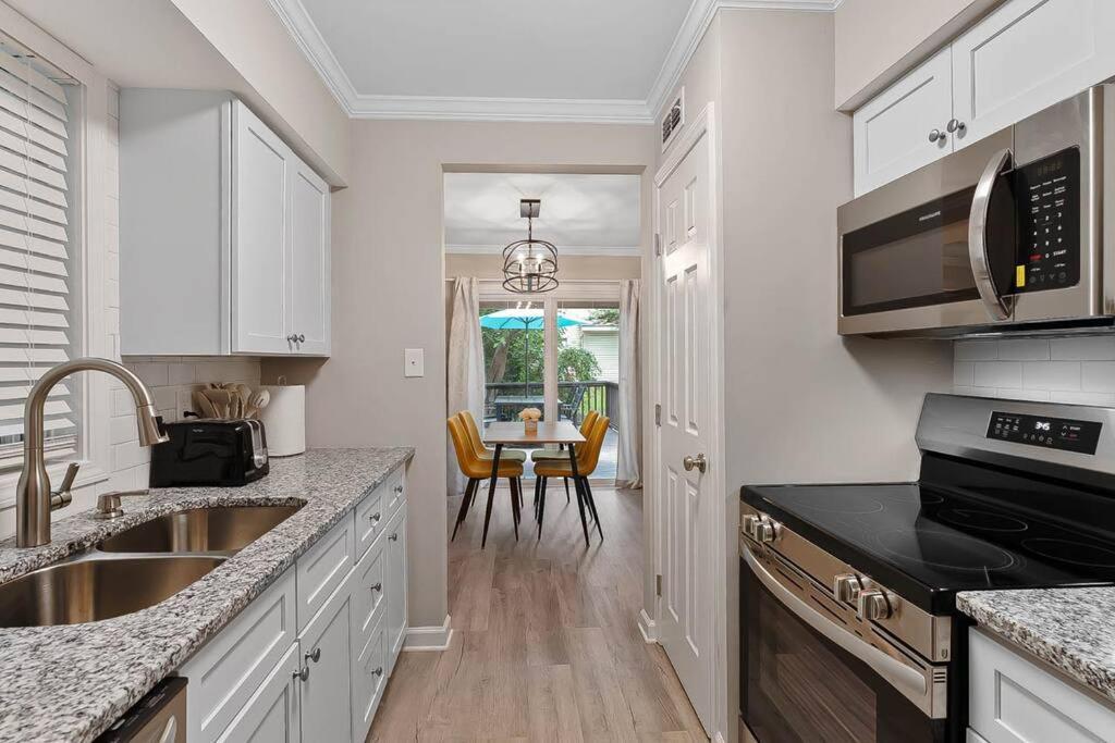 2 Min Drive To Downtown! A Cozy 2br In Raleigh! * Raleigh