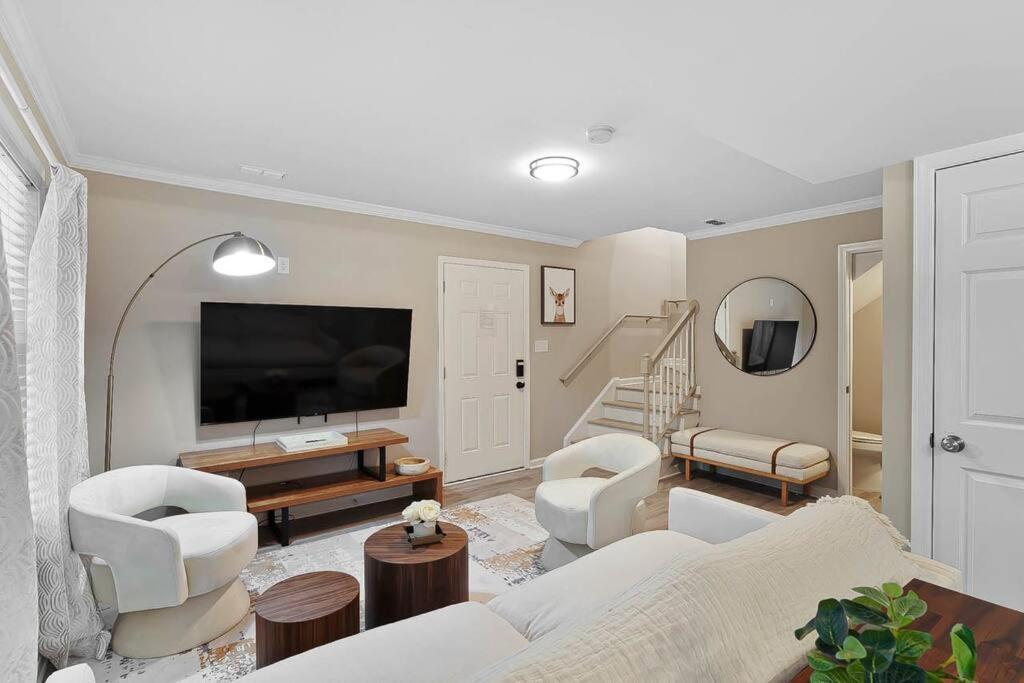 Apartment 2 Min Drive To Downtown! A Cozy 2br In Raleigh! *