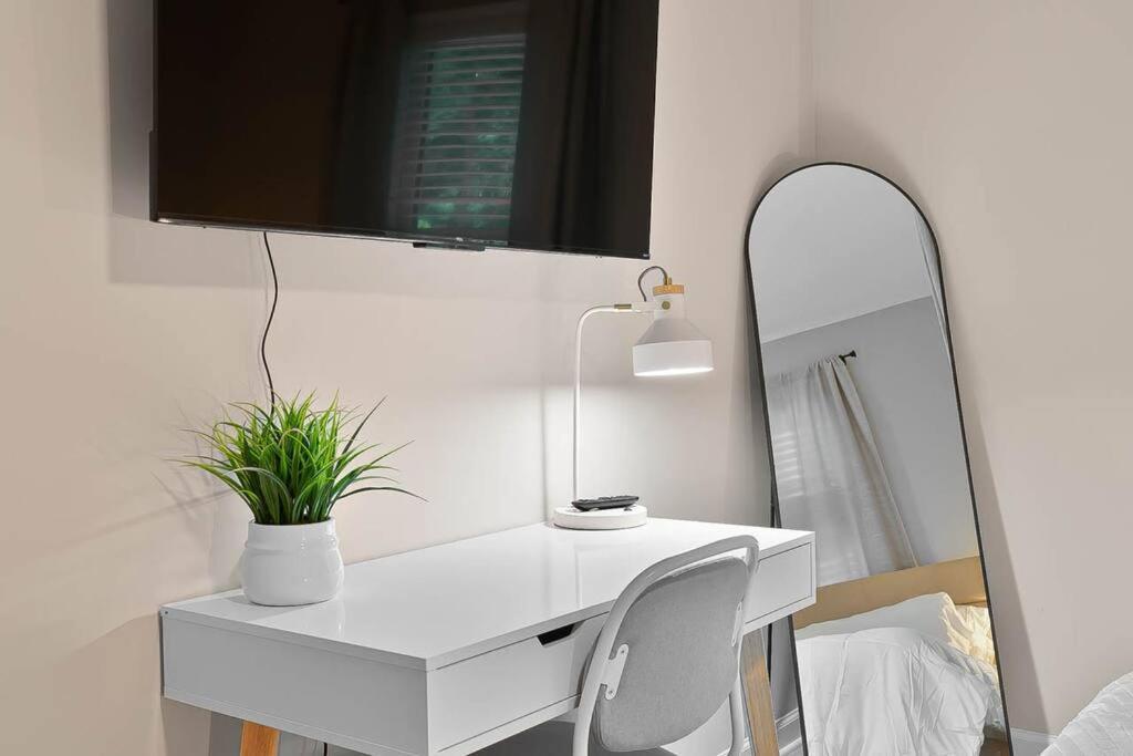 2 Min Drive To Downtown! A Cozy 2br In Raleigh! *