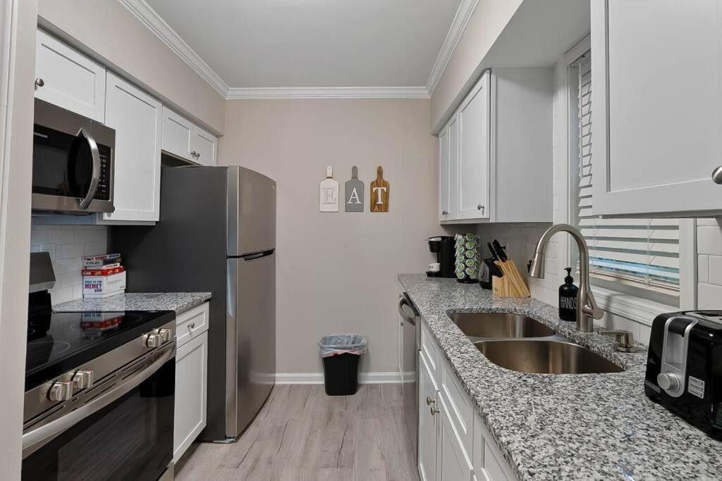 2 Min Drive To Downtown! A Cozy 2br In Raleigh! * Raleigh