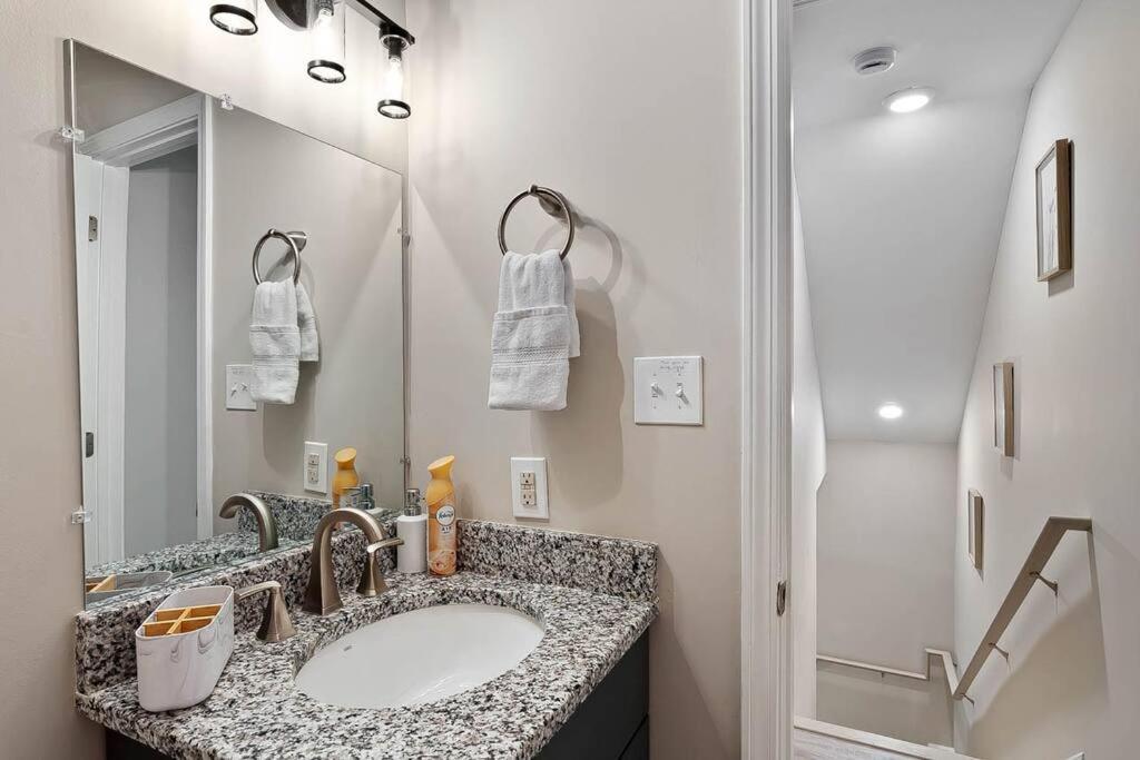 2 Min Drive To Downtown! A Cozy 2br In Raleigh!