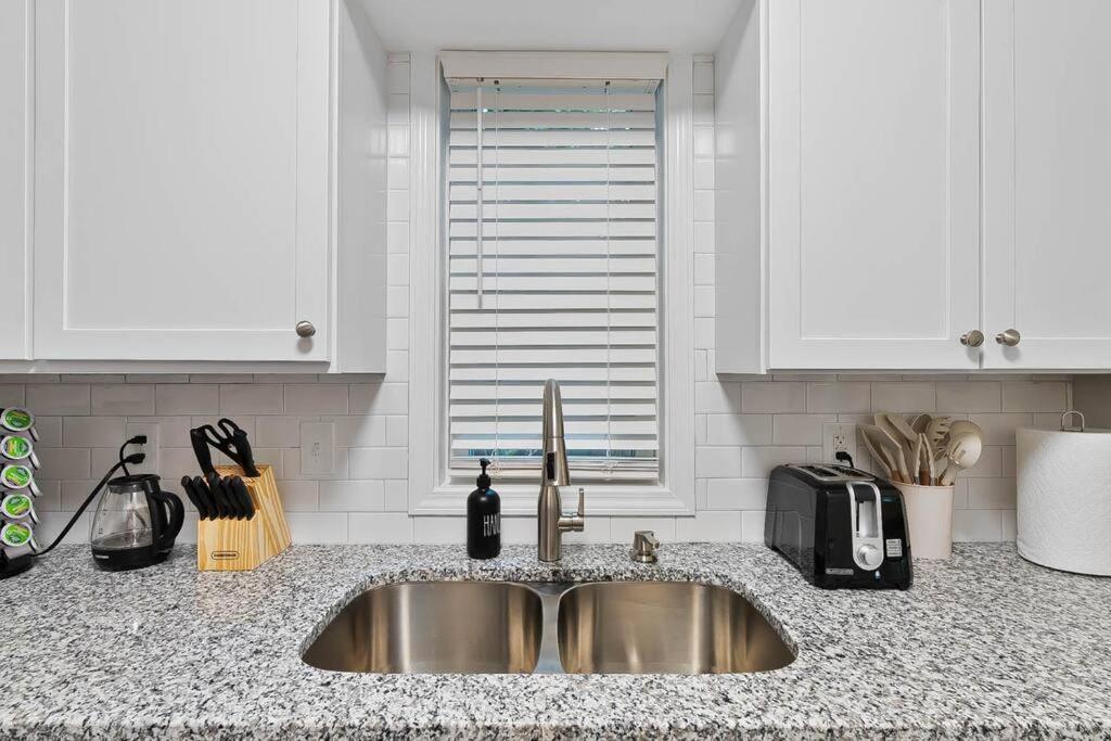 2 Min Drive To Downtown! A Cozy 2br In Raleigh!