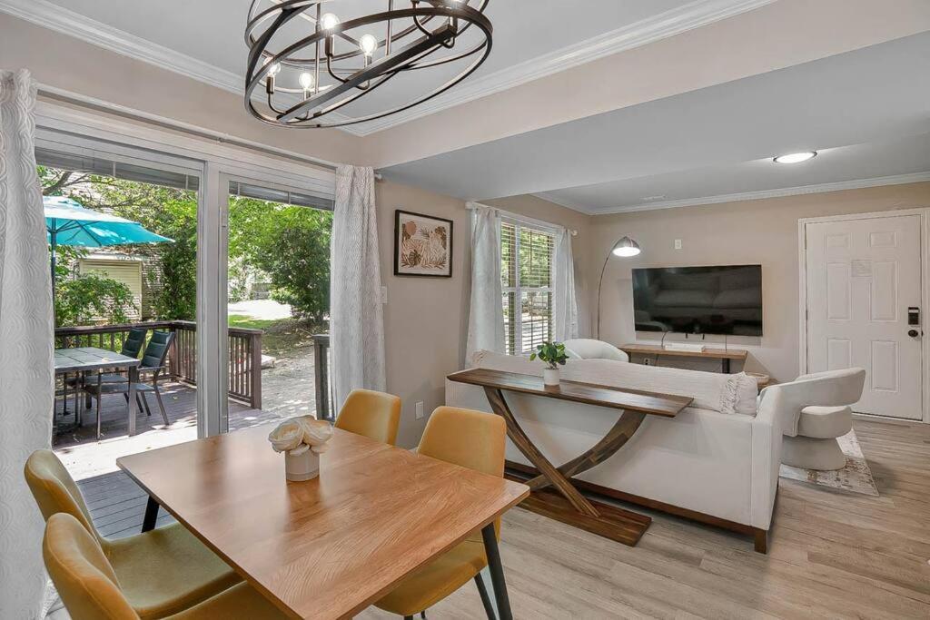 2 Min Drive To Downtown! A Cozy 2br In Raleigh! * Raleigh