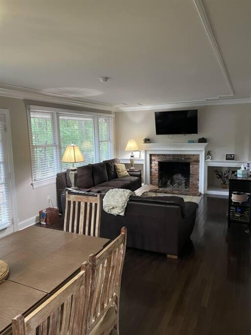 Amazing Location - Walk Across To North Hills Casa de férias Raleigh