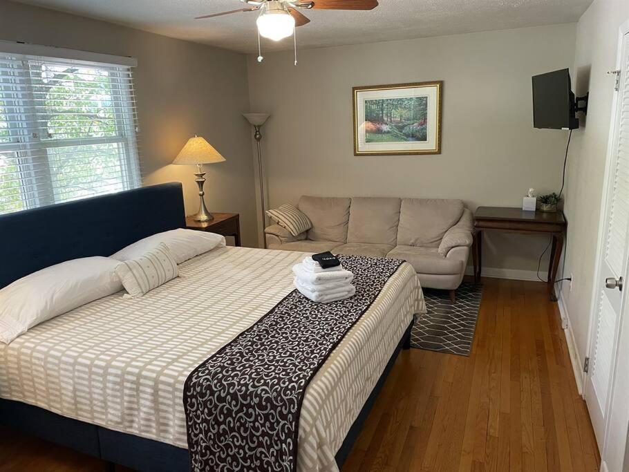 Amazing Location - Walk Across To North Hills Casa de férias Raleigh