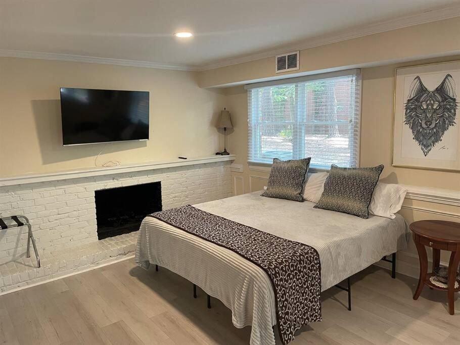 Amazing Location - Walk Across To North Hills * Raleigh