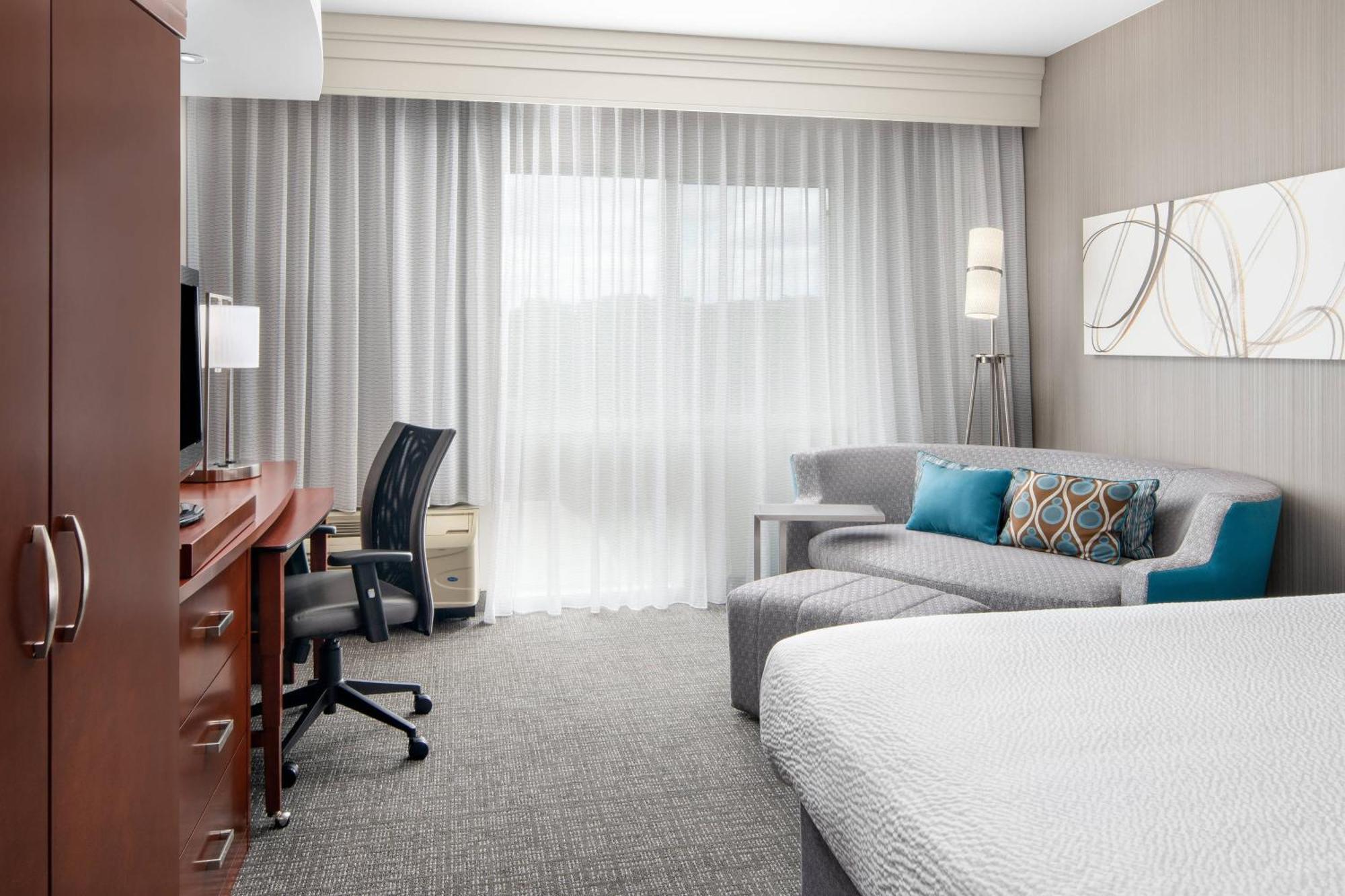 Courtyard By Marriott North/triangle Town Center 3*