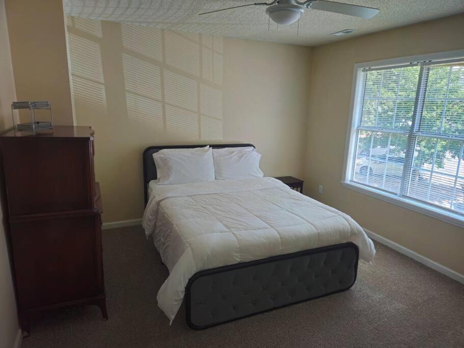 Spacious 3br Retreat Perfect For Groups Near Downtown Holiday home Raleigh