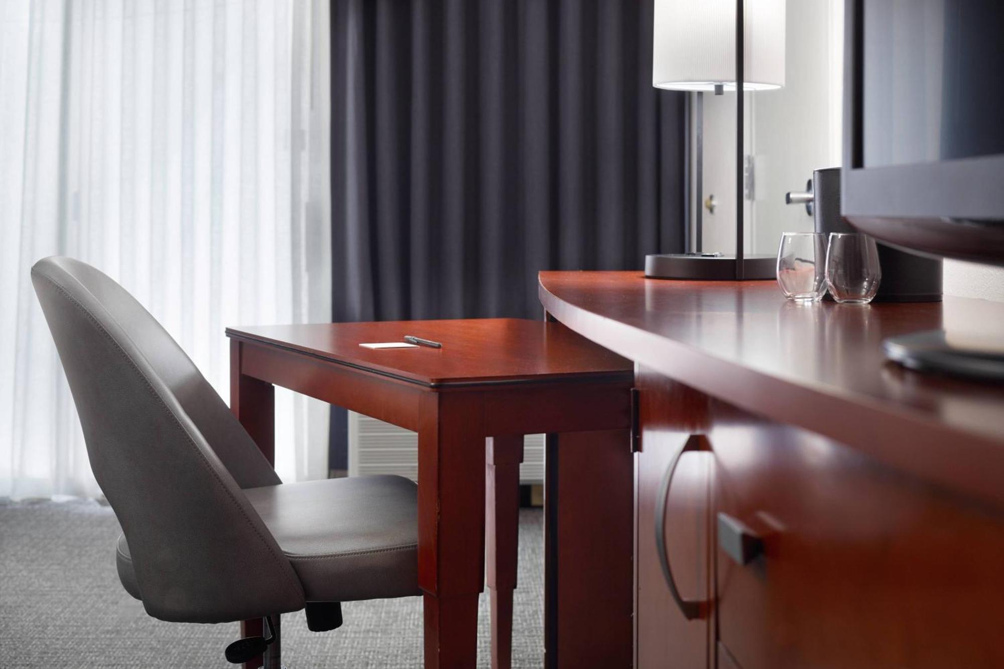 Courtyard By Marriott Midtown Hotel