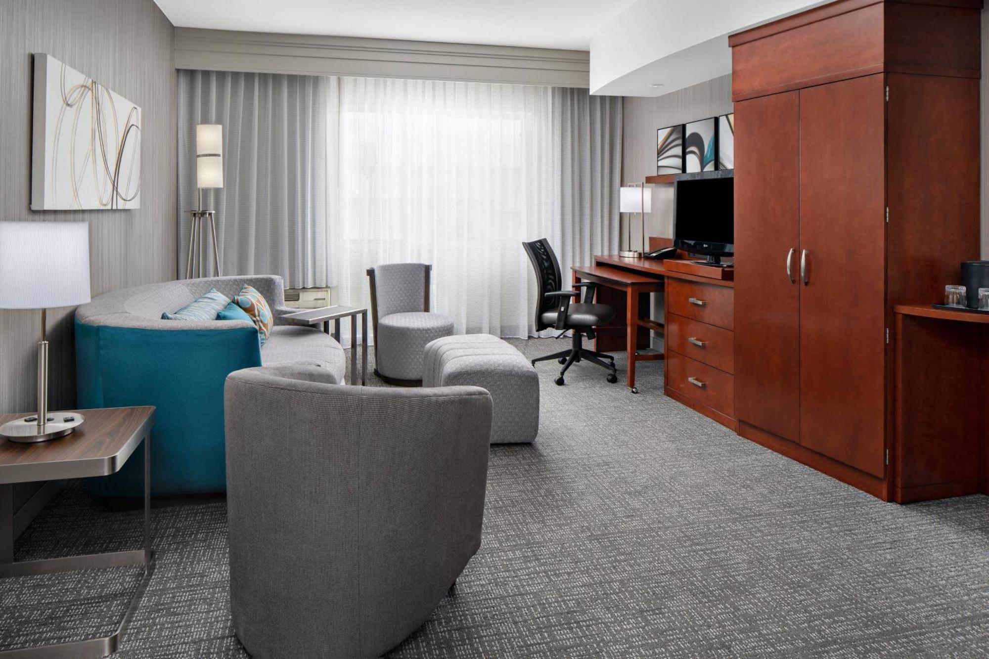 Courtyard By Marriott North/triangle Town Center Hotel Raleigh