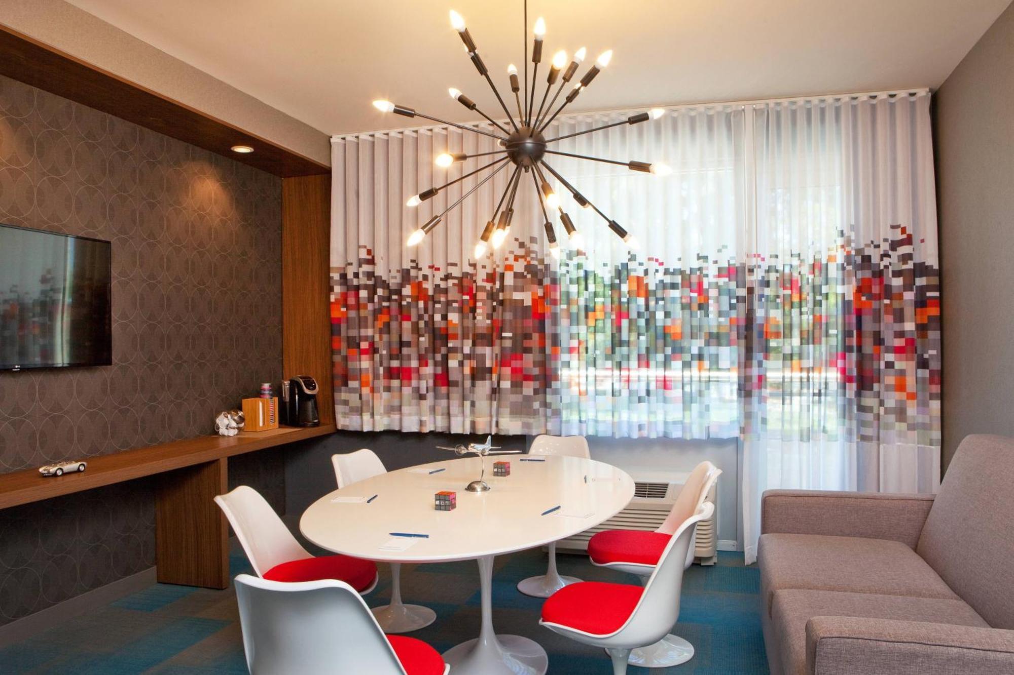 Aloft Hotel 3*