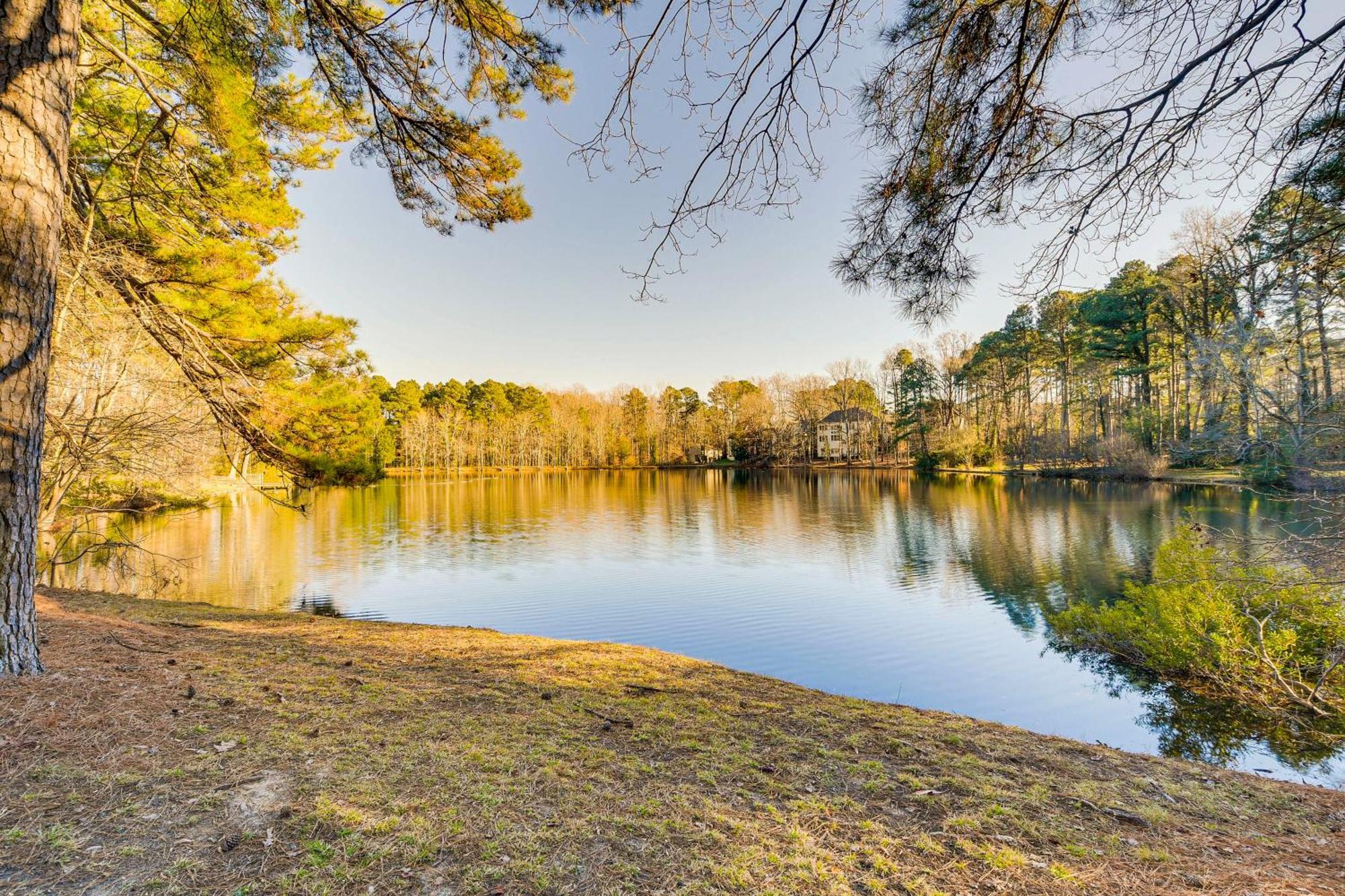 Holiday home Lakefront With Deck 12 Mi To Downtown! *