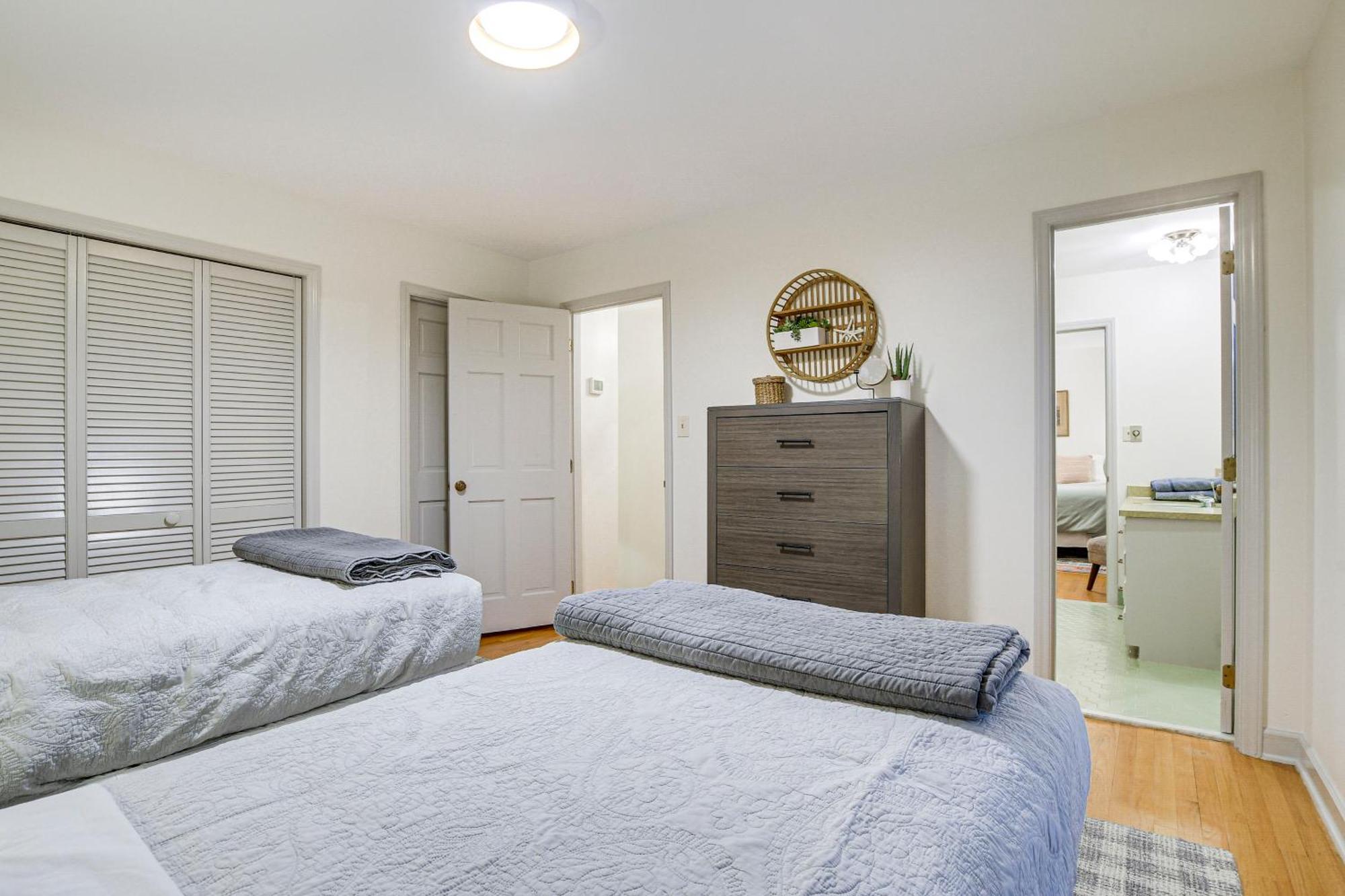 Lakefront With Deck 12 Mi To Downtown! *