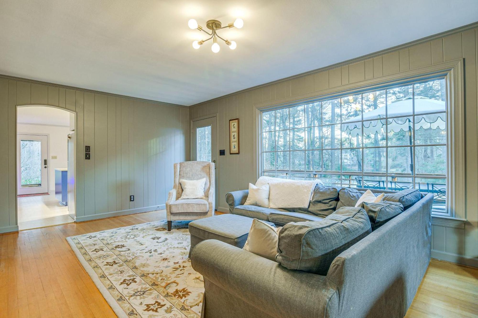 Holiday home Lakefront With Deck 12 Mi To Downtown!