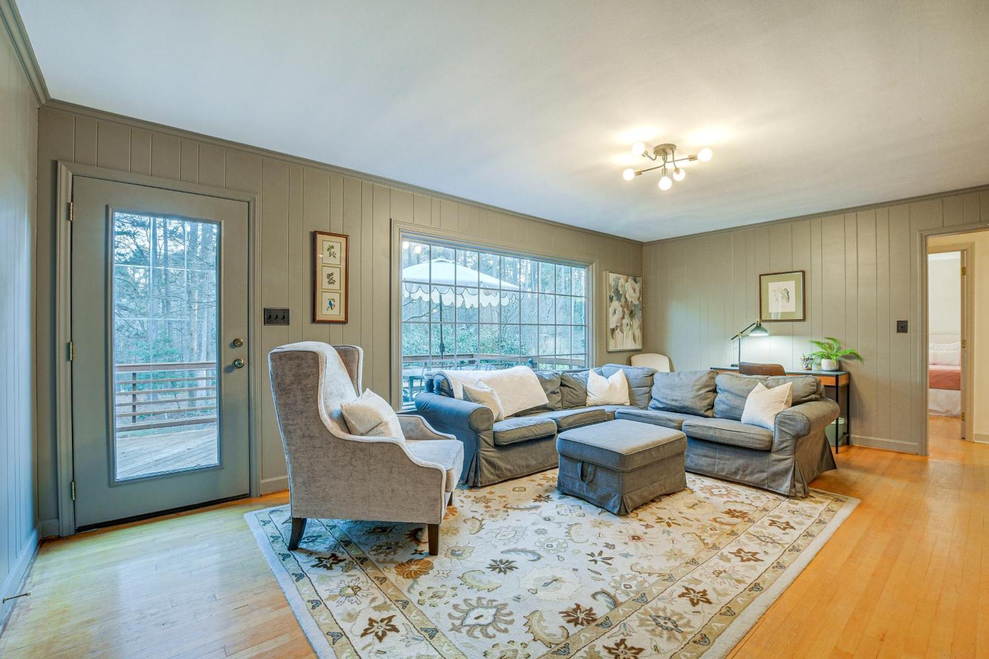 Lakefront With Deck 12 Mi To Downtown! Holiday home Raleigh