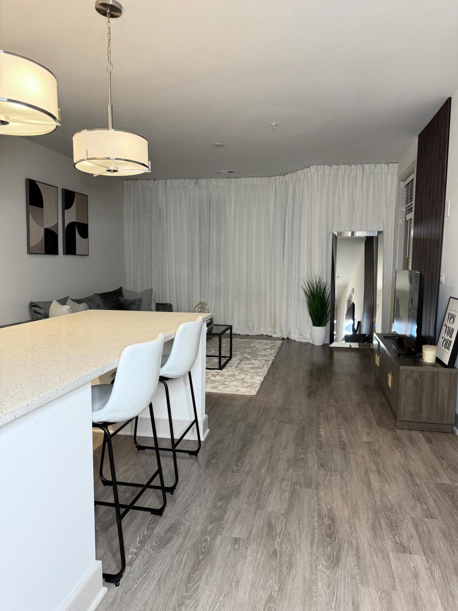 Luxury 2br Close To Downtown Apartment *