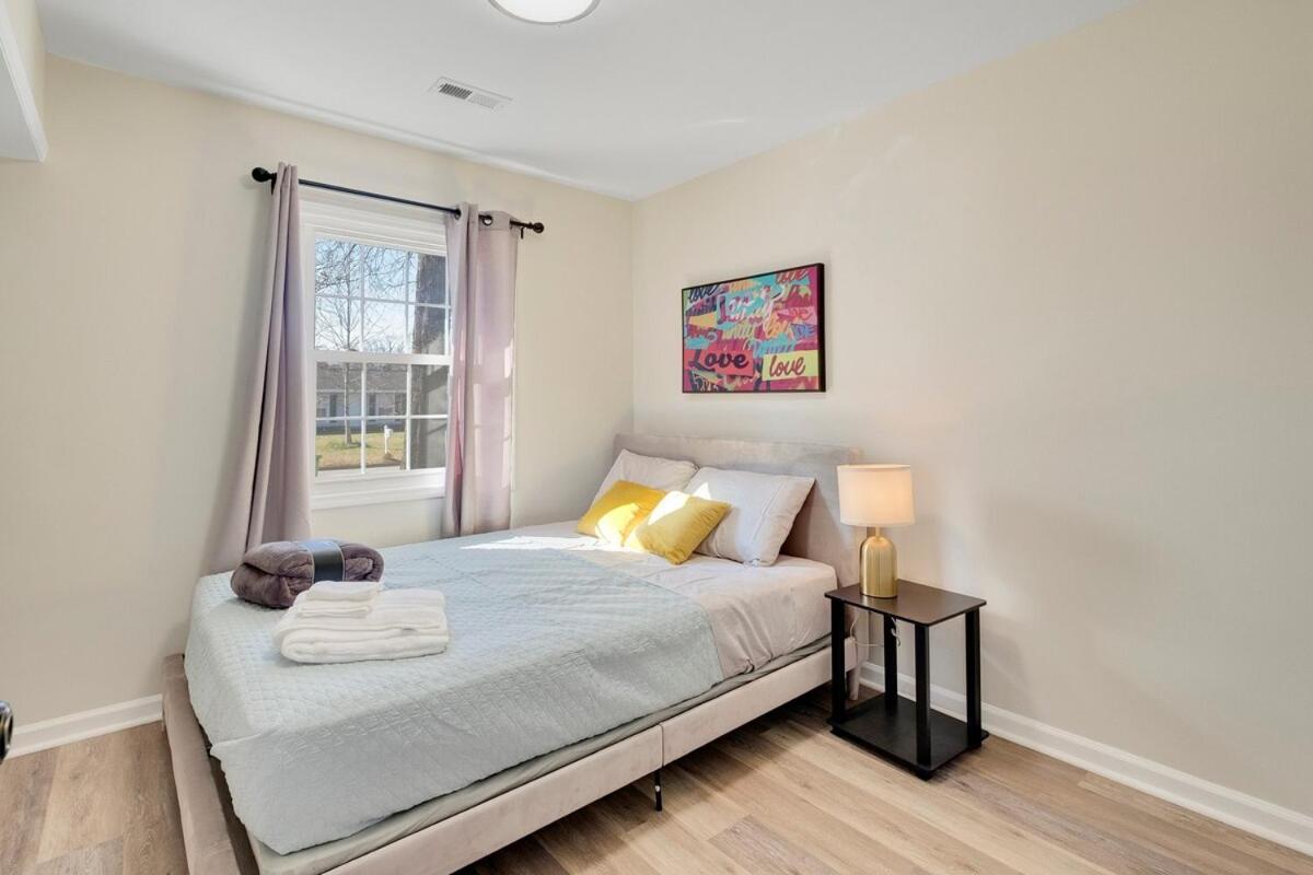 Chic With King Bed In Holiday home Raleigh