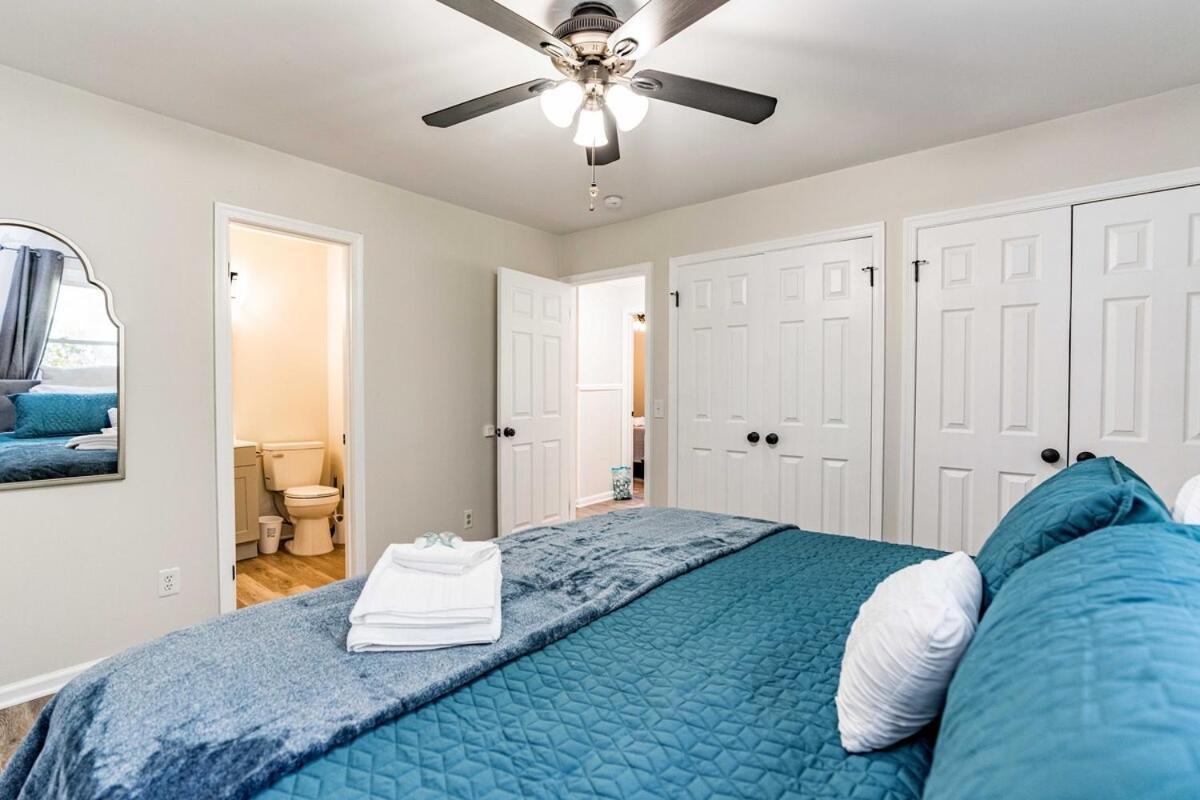 Holiday home Renovated N With Firepit Wifi & King Bed Raleigh