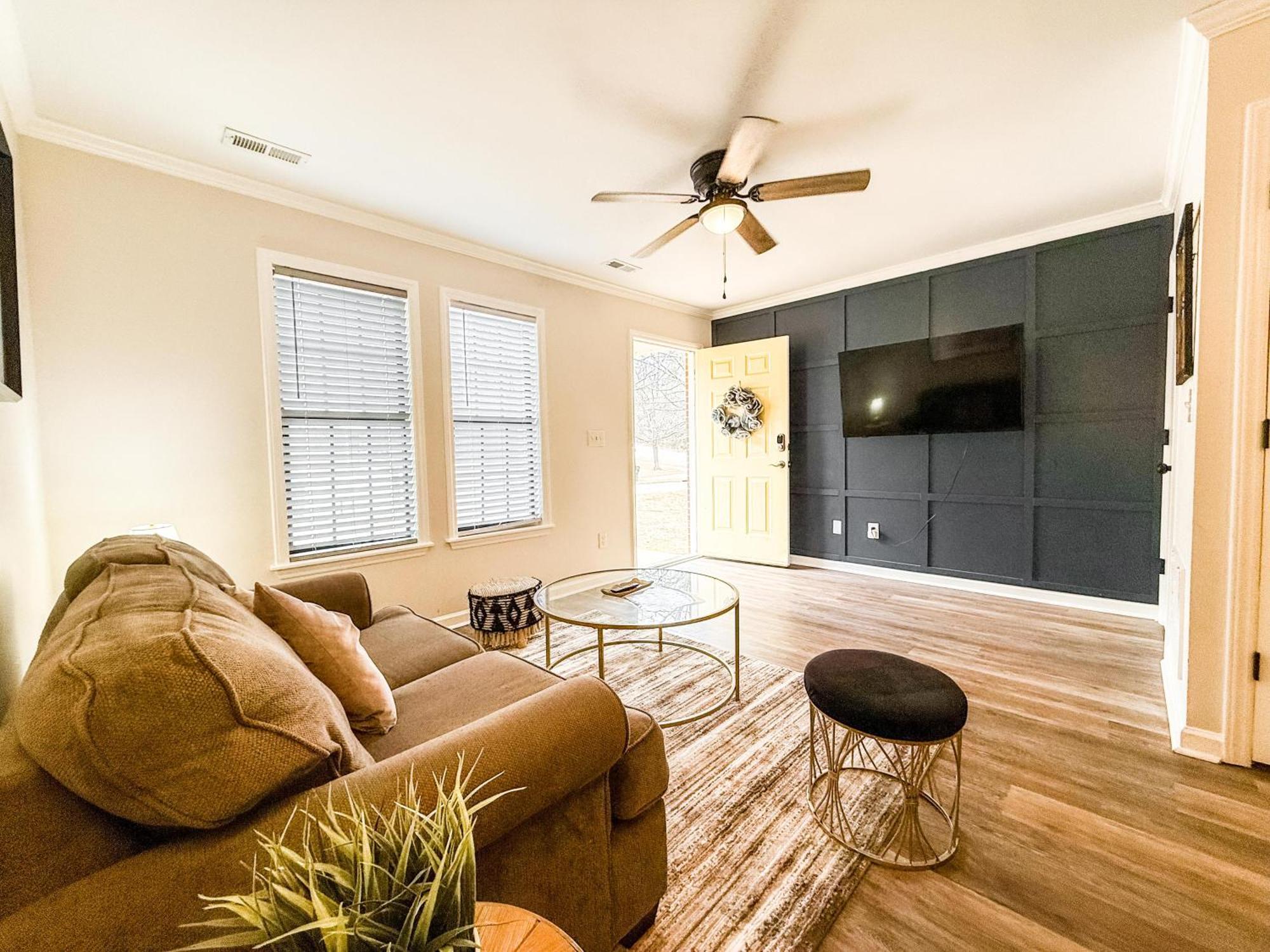 2 Bd Townhome Near Dt Holiday home Raleigh
