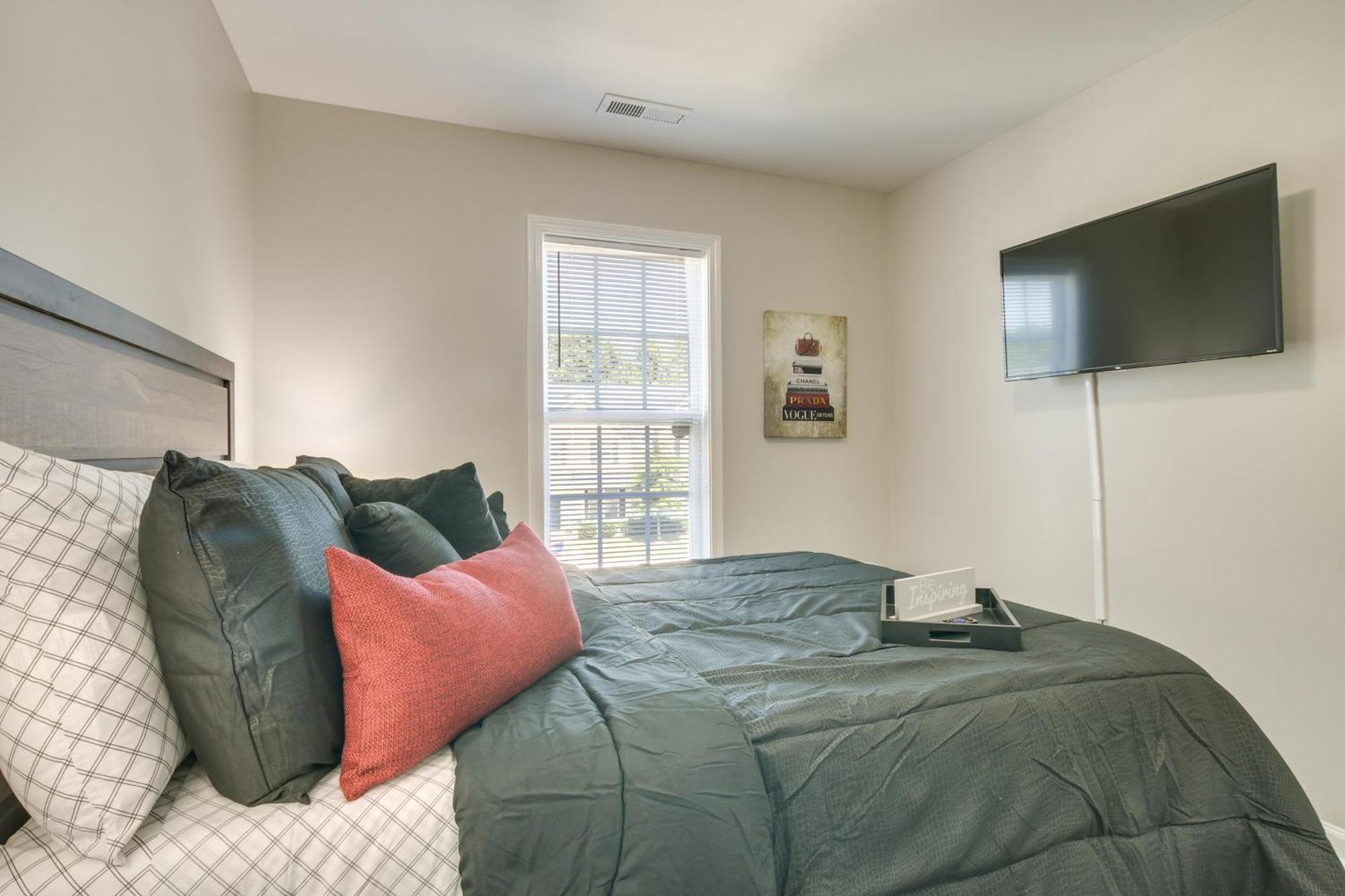 Pet-friendly Family Townhome With Private Patio Holiday home