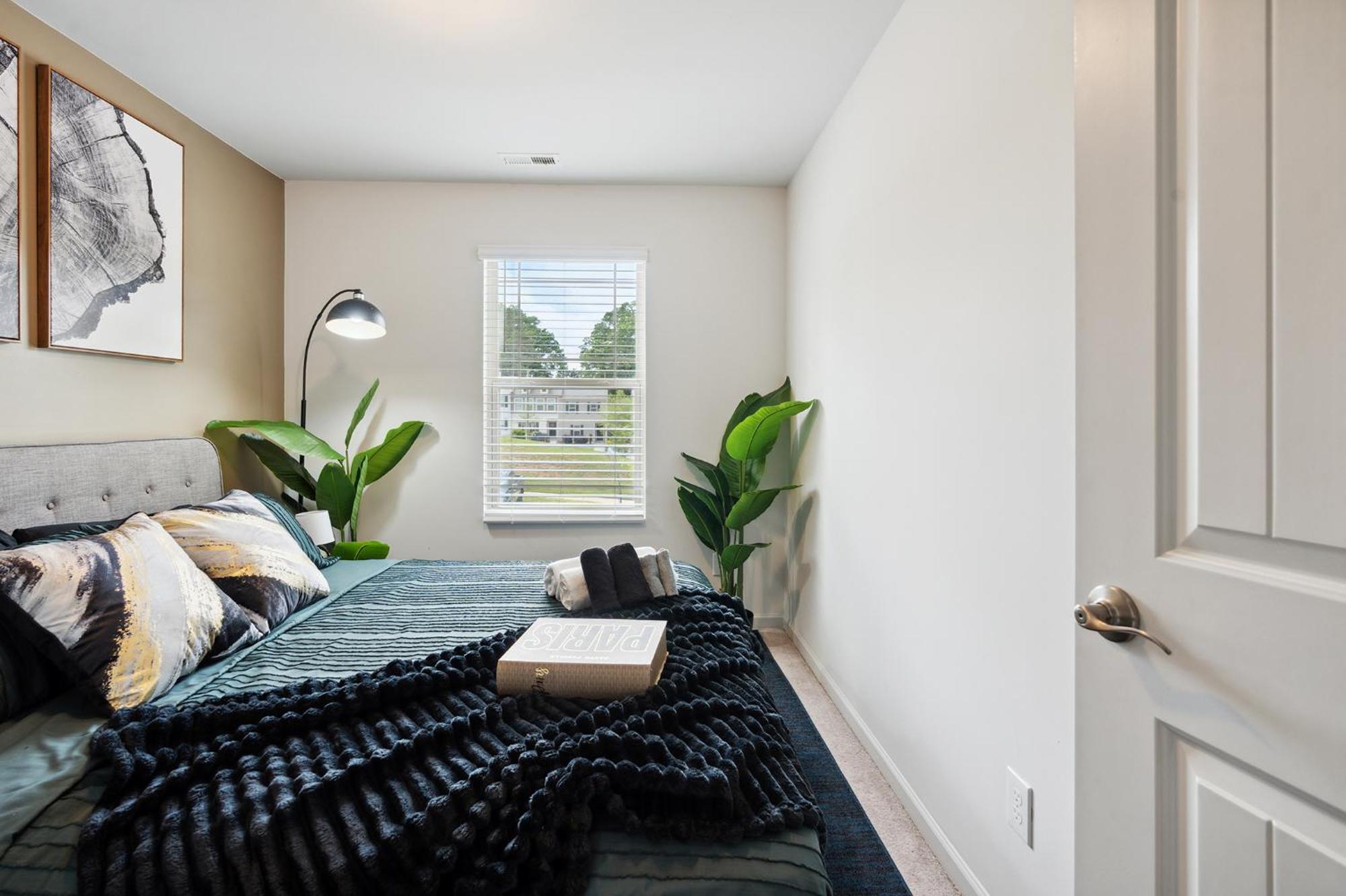 Upscale King 3br Townhouse Mins To Cary & Nc State Holiday home Raleigh