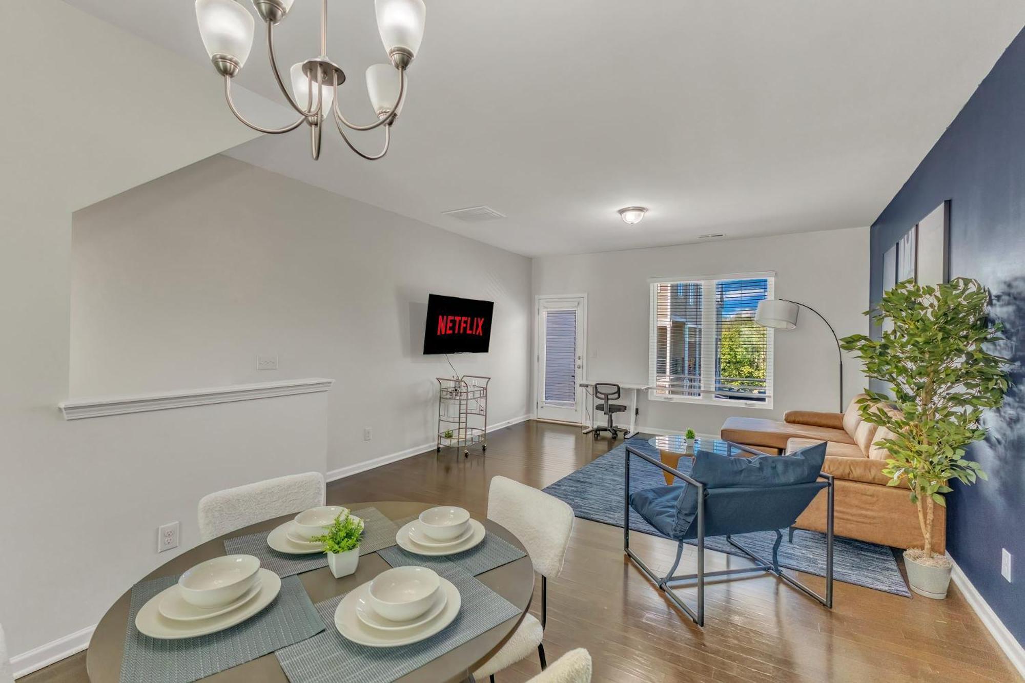 Upscale King 3br Townhouse Mins To Downtown!