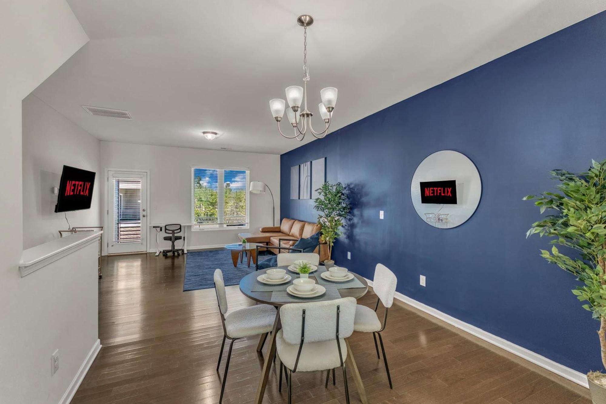 Upscale King 3br Townhouse Mins To Downtown! Holiday home