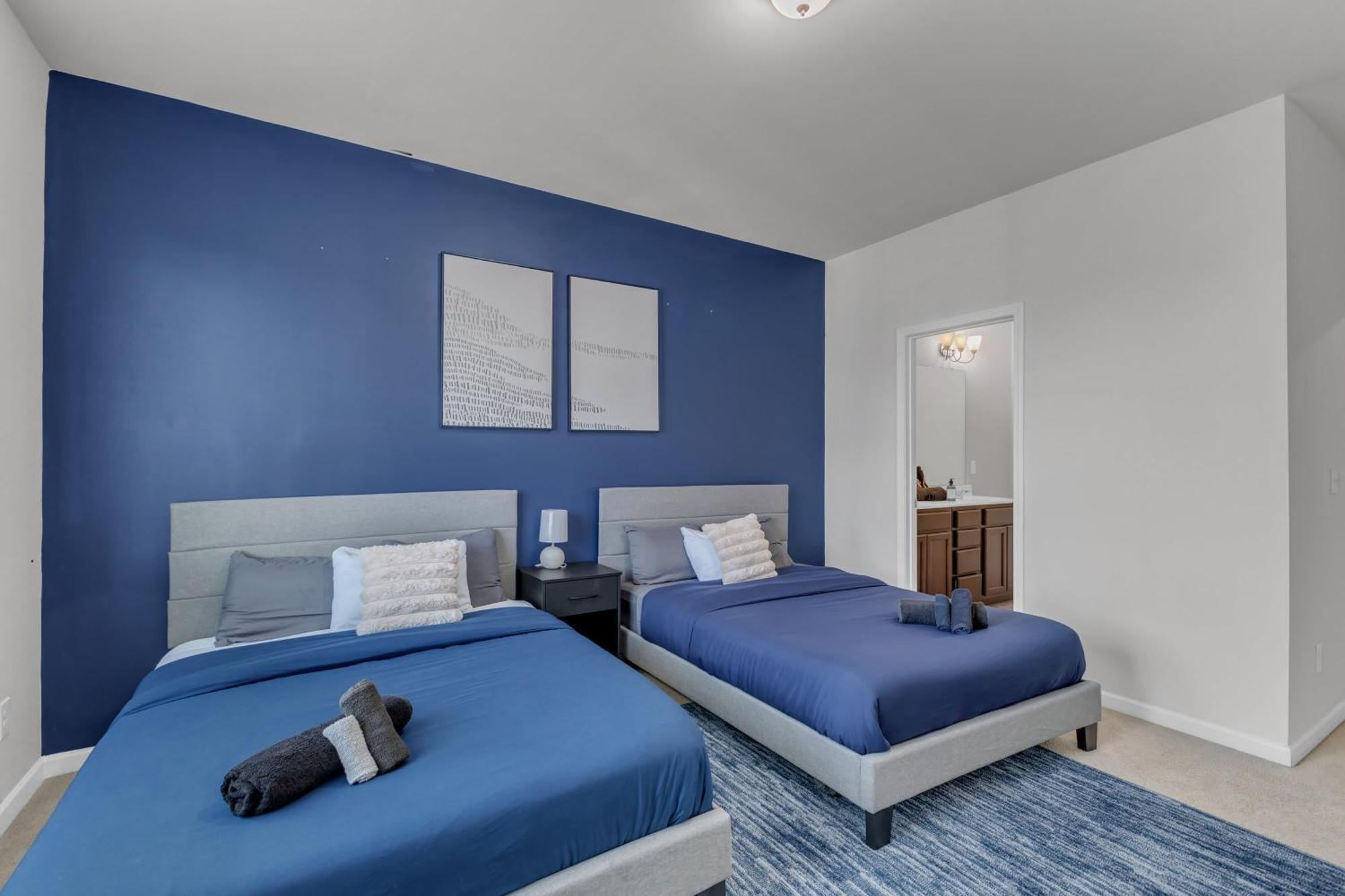 Upscale King 3br Townhouse Mins To Downtown! Raleigh