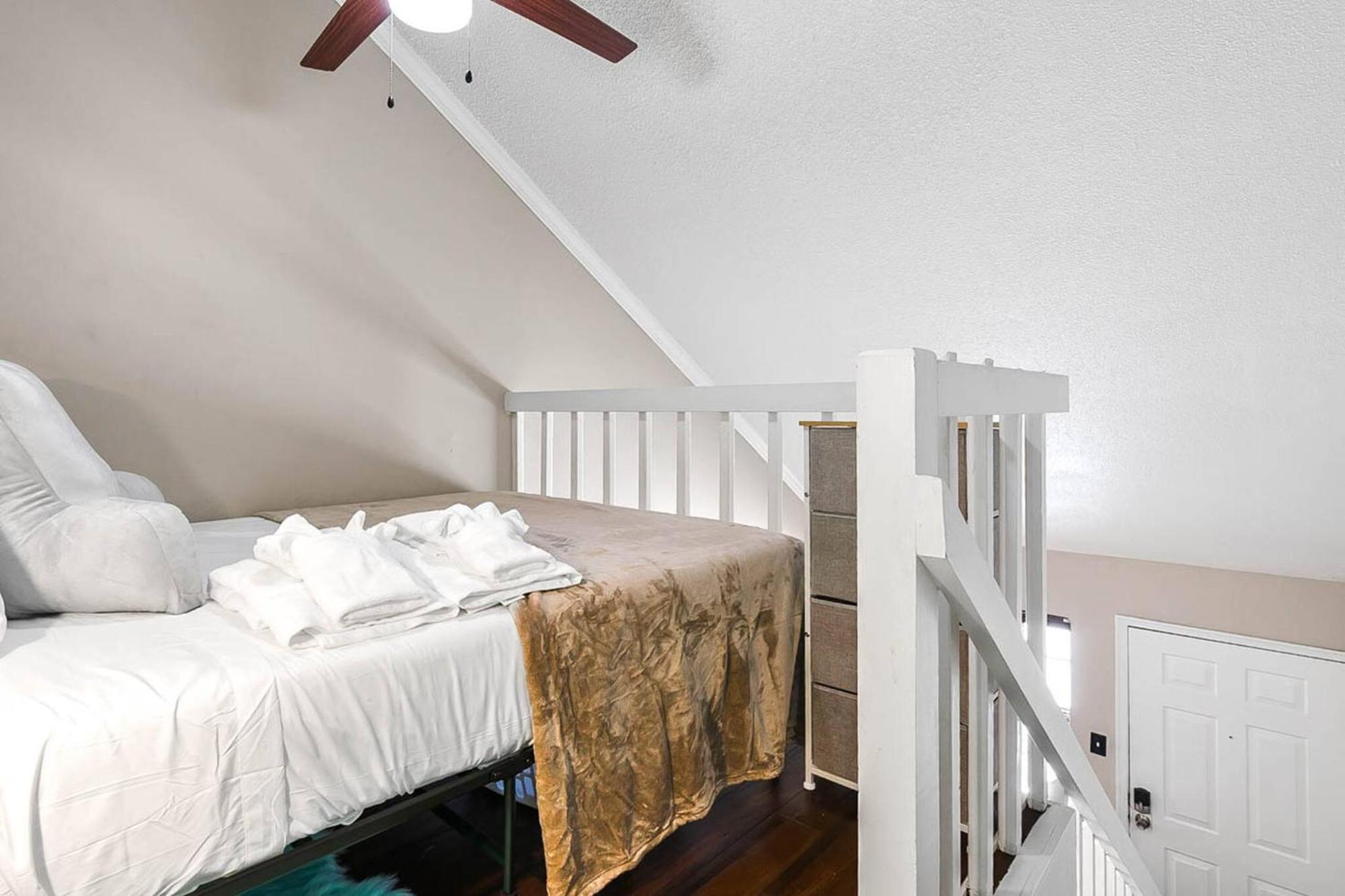 Cute Loft Downtown Apartment