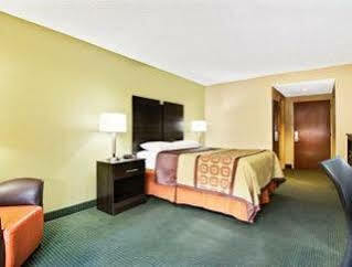 Super 8 By Wyndham North East Hotel Raleigh