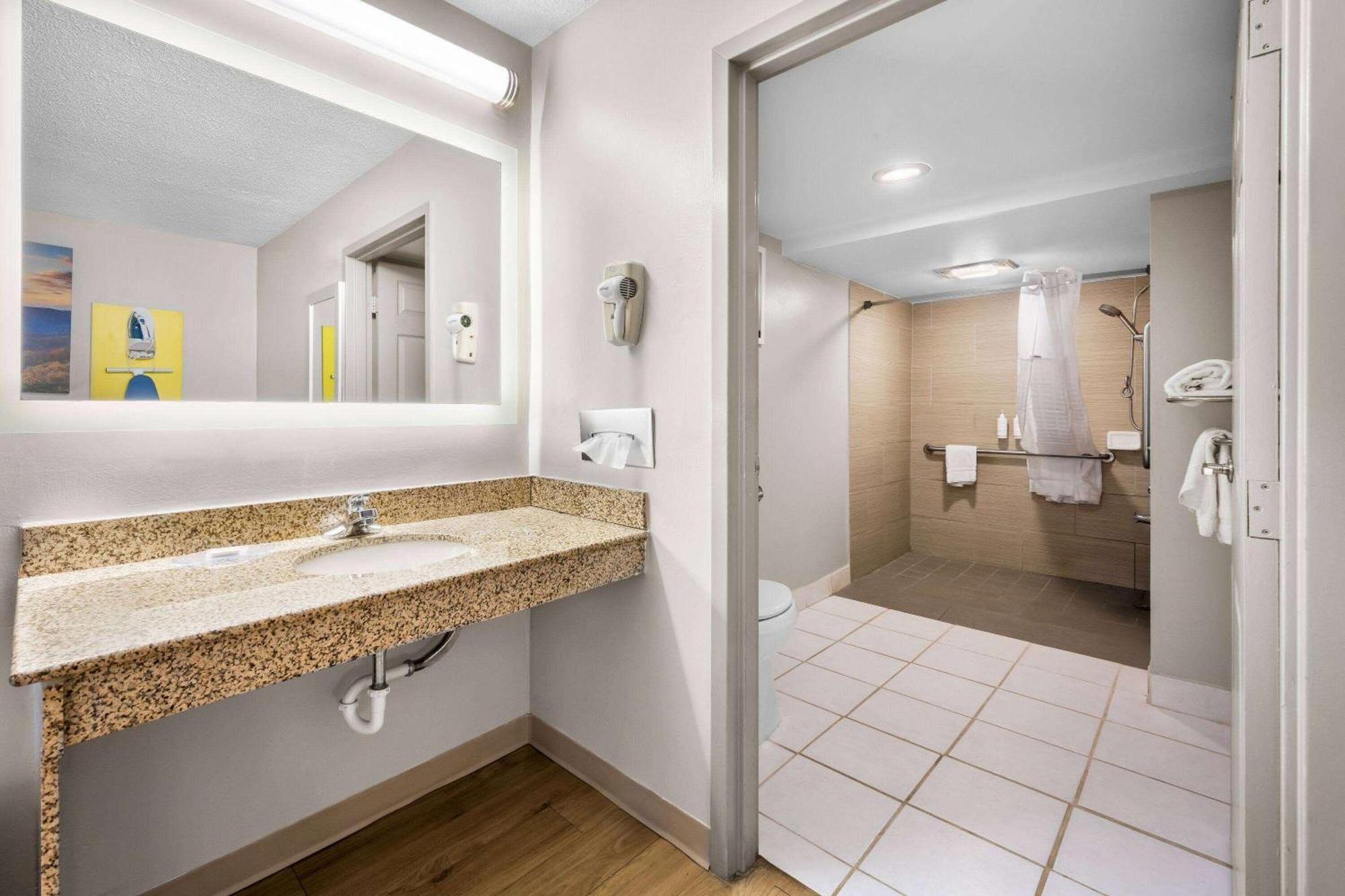 Days By Wyndham Midtown 2*